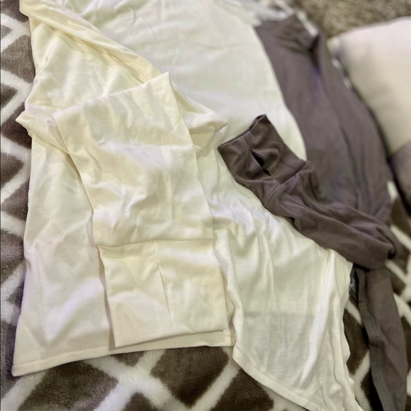 Long sleeves with asymmetrical neckline and contrast color - Picture 4 of 6